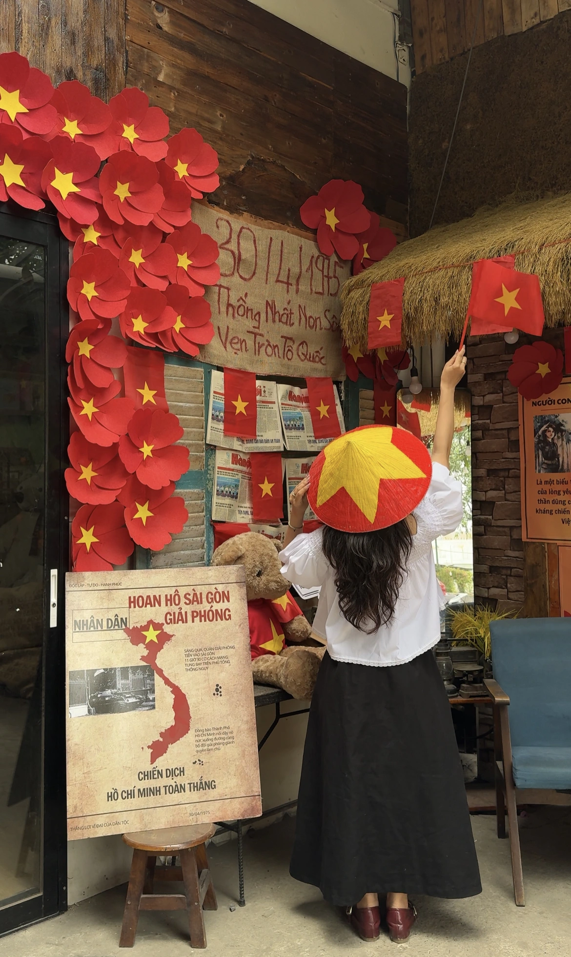 Sạp b&aacute;o truyền thống tại Tiệm c&agrave; ph&ecirc; Han l&agrave;m điểm check-in ho&agrave;i niệm