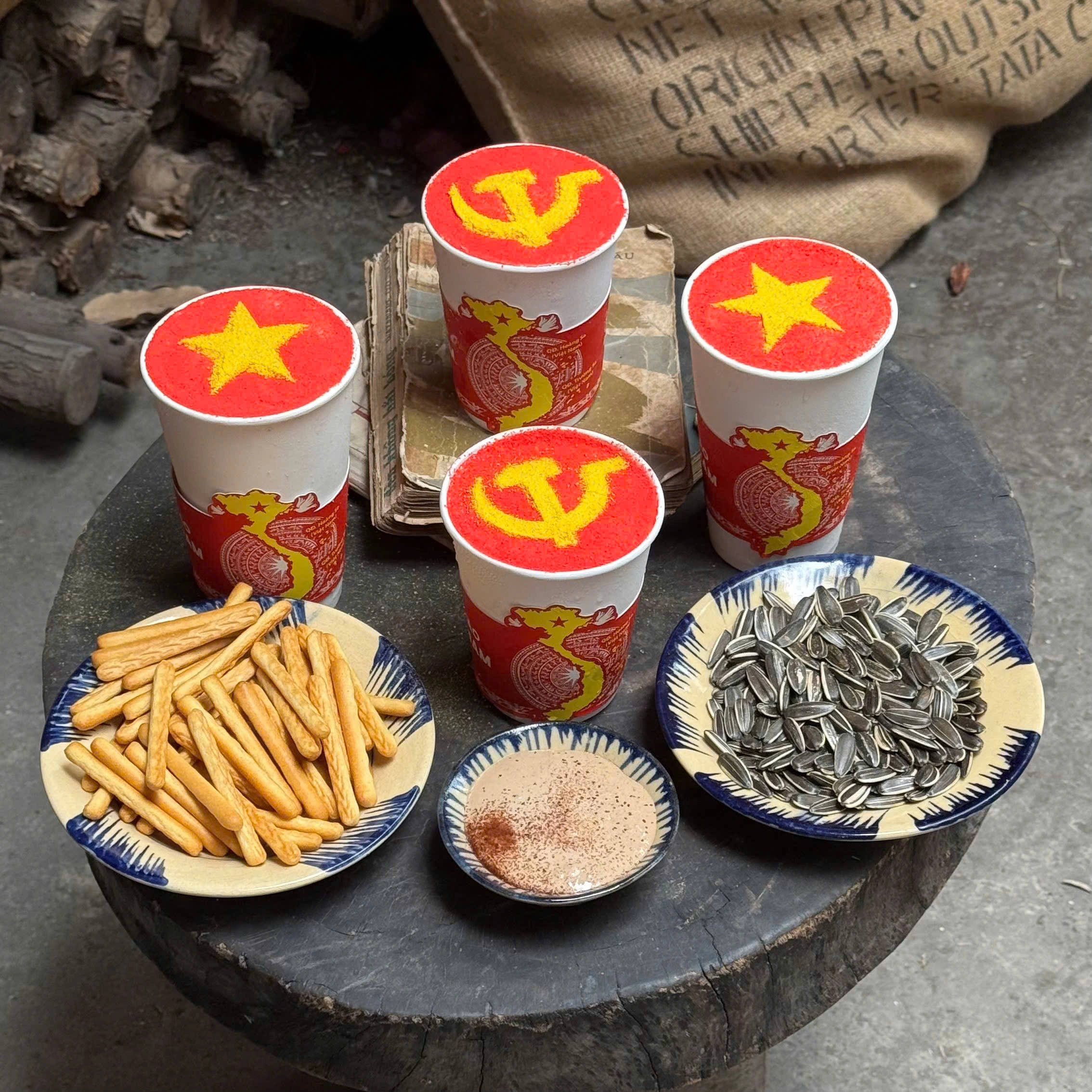 Ly c&agrave; ph&ecirc; tại Tiệm c&agrave; ph&ecirc; Han trang tr&iacute; h&igrave;nh bản đồ Việt Nam v&agrave; cờ đỏ sao v&agrave;ng