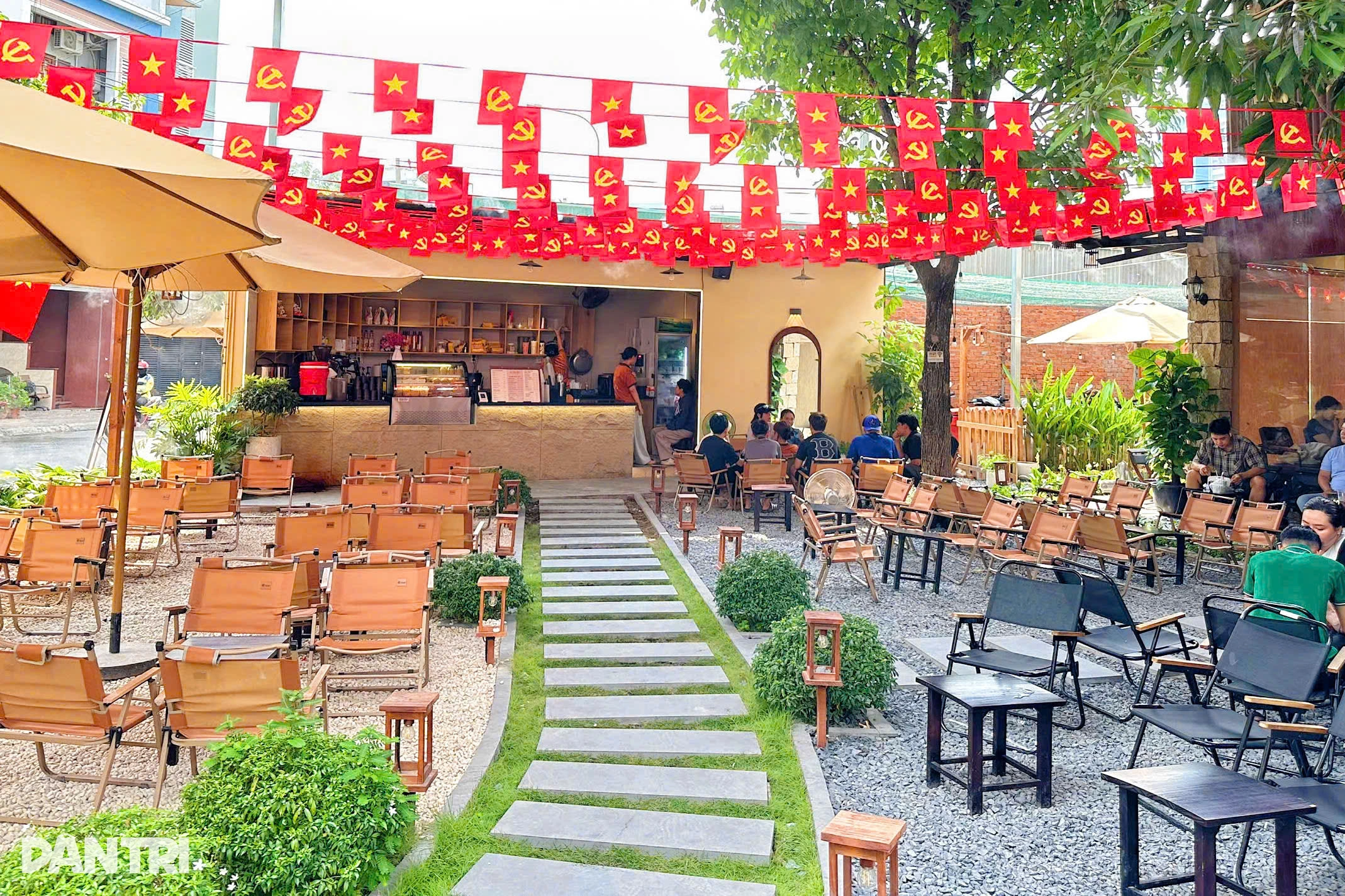 Nh&agrave; m&igrave;nh Coffee trang tr&iacute; cờ đỏ sao v&agrave;ng rực rỡ dịp 30/4