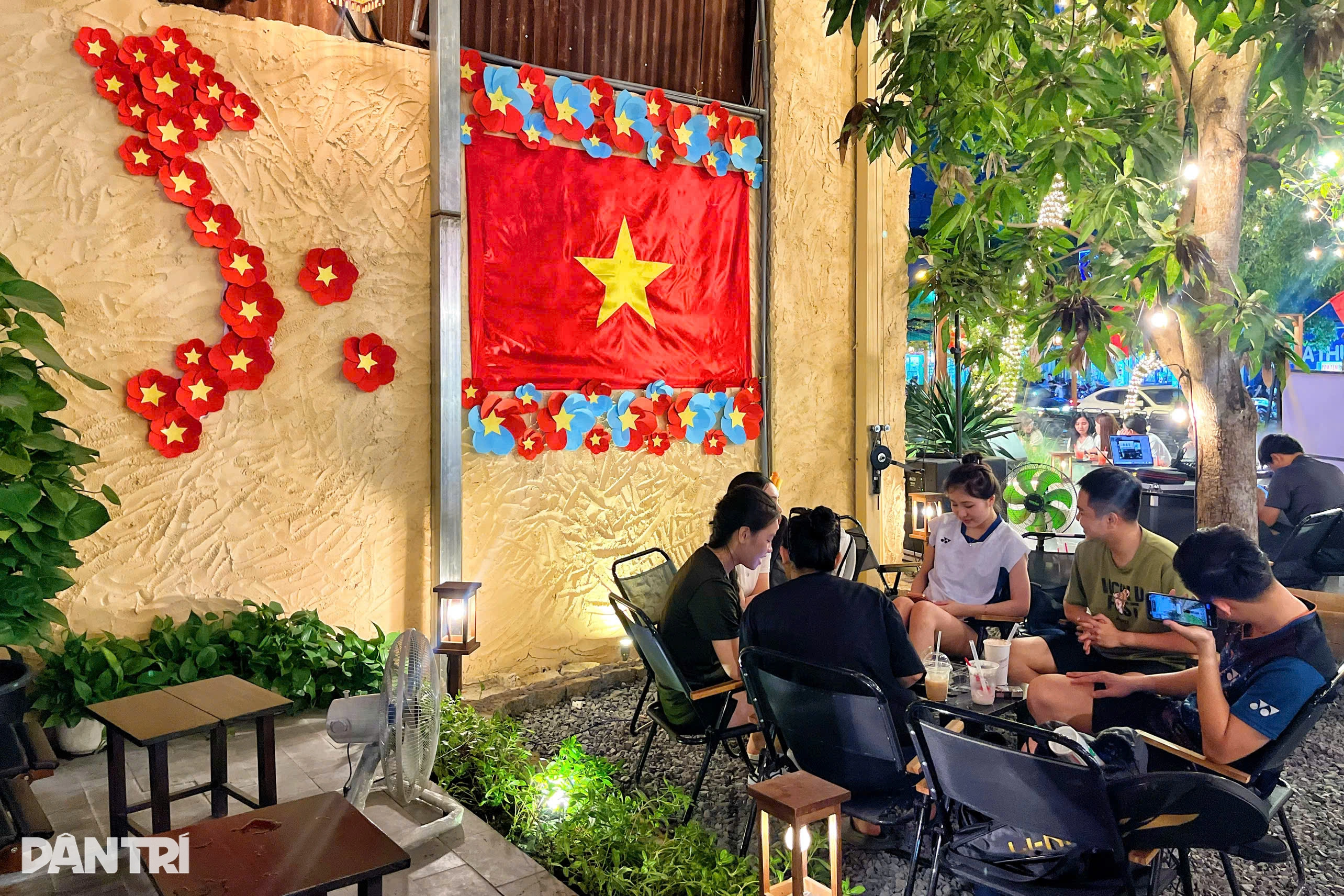 Kh&aacute;ch check-in tại Nh&agrave; m&igrave;nh Coffee với kh&ocirc;ng gian lễ hội