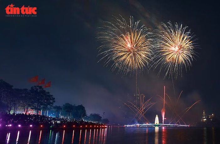 &Aacute;nh s&aacute;ng ph&aacute;o hoa phản chiếu tr&ecirc;n mặt hồ Văn Lang