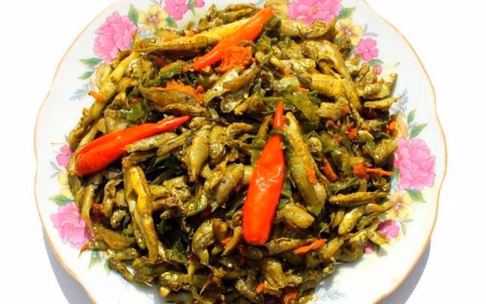 C&aacute; rầm chi&ecirc;n gi&ograve;n rụm chấm c&ugrave;ng nước mắm me