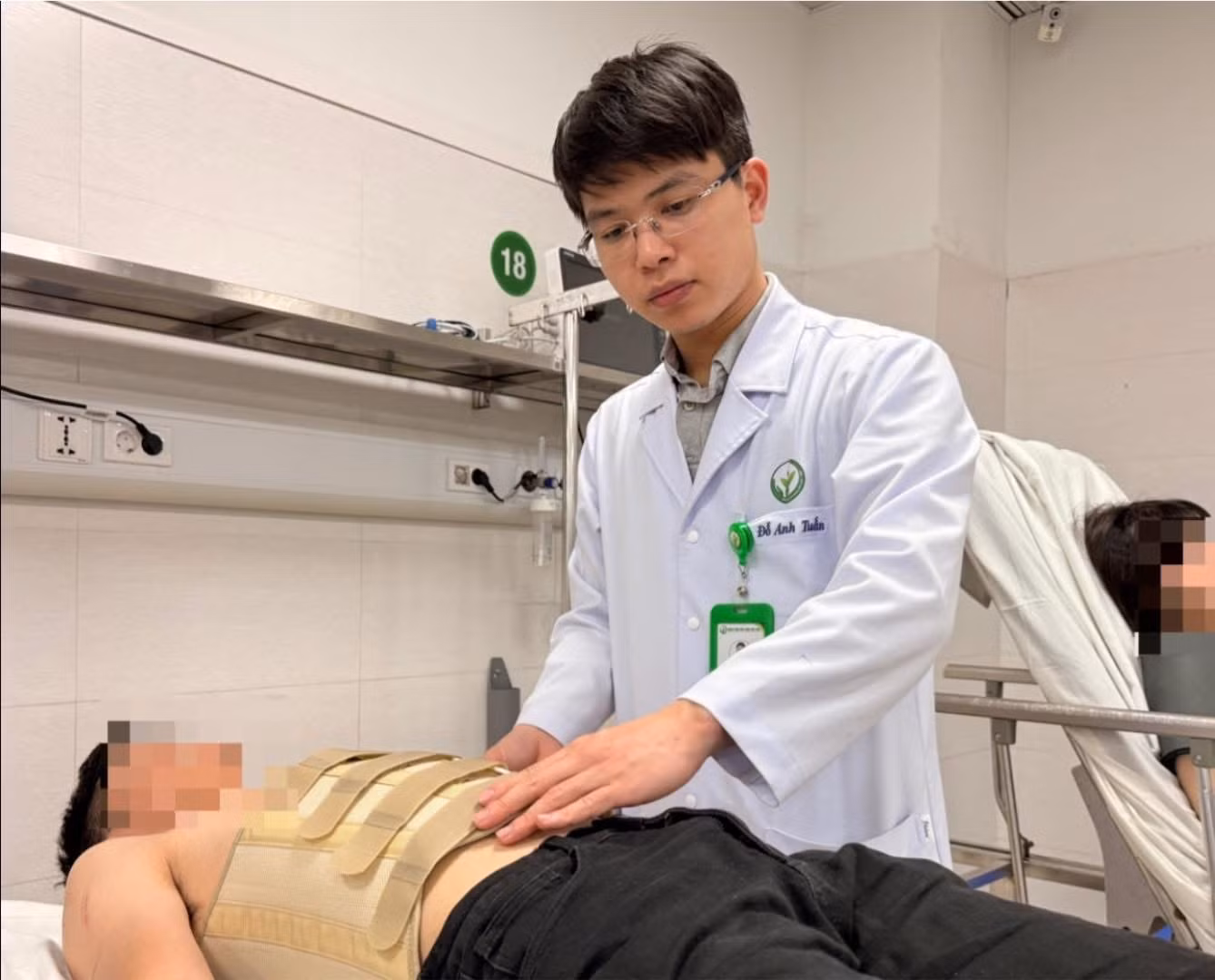 Bệnh nh&acirc;n T.H.Đ điều trị g&atilde;y gai ngang đốt sống L1-L4 sau tai nạn rơi vực