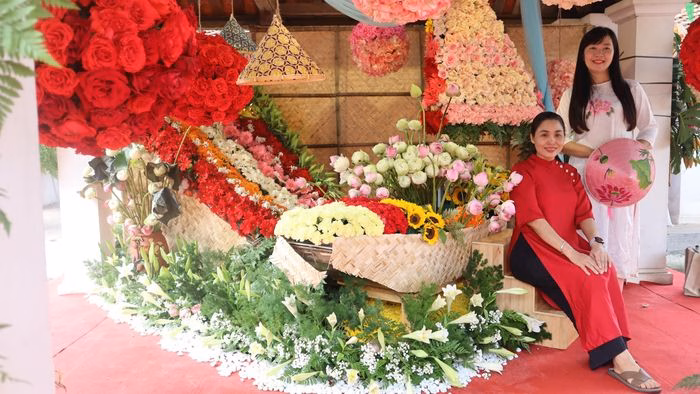 G&oacute;c check-in ấn tượng với tiểu cảnh hoa tại lễ hội đ&igrave;nh miếu T&acirc;y Tựu