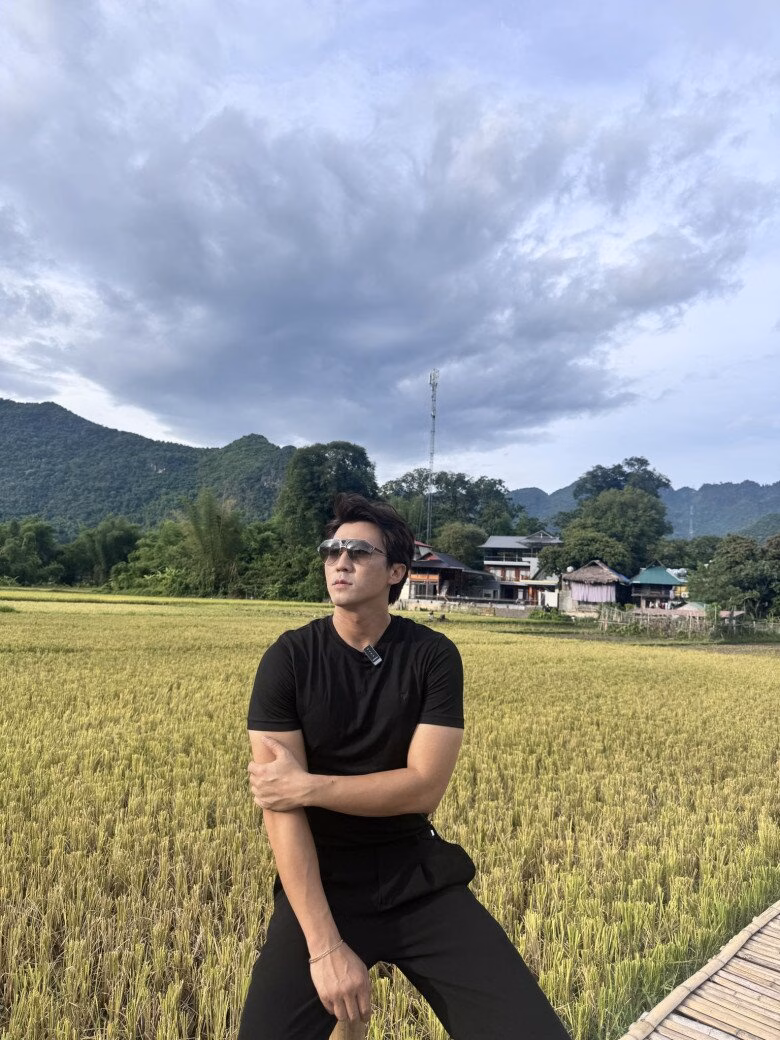 Diễn vi&ecirc;n H&agrave; Việt Dũng với vẻ ngo&agrave;i lịch l&atilde;m tr&ecirc;n s&oacute;ng VTV