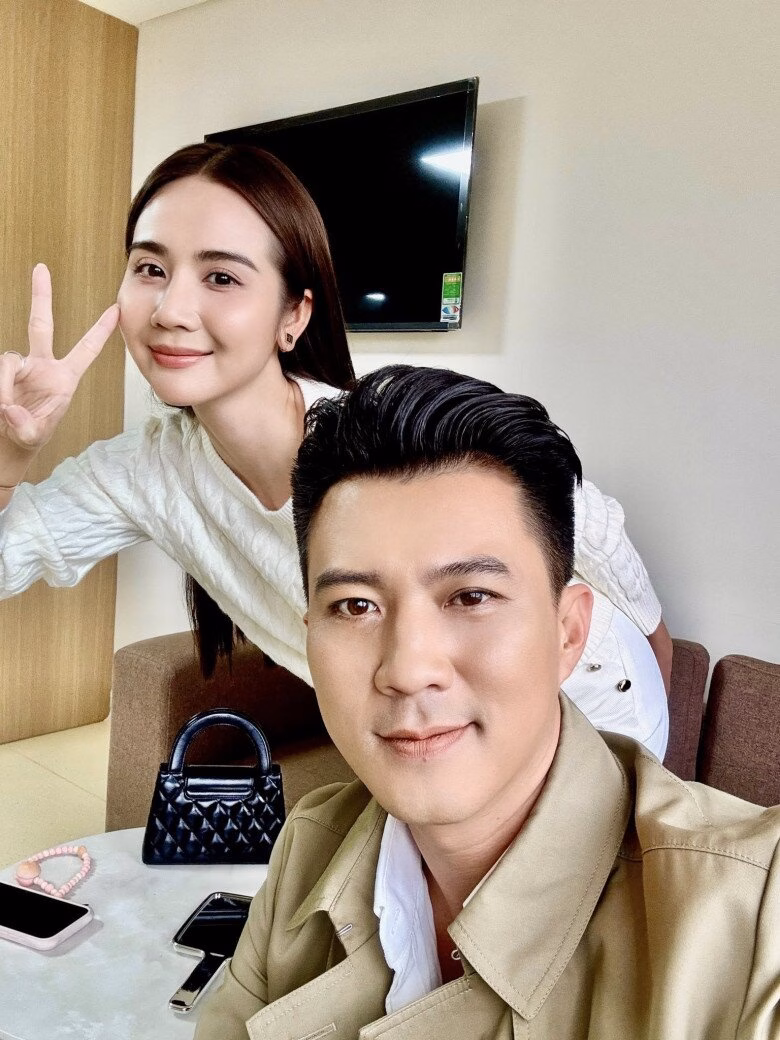 H&agrave; Việt Dũng c&ugrave;ng c&aacute;c bạn diễn trong một dự &aacute;n phim