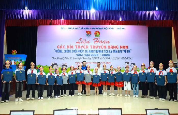 Trao qu&agrave; cho c&aacute;c đội thi măng non