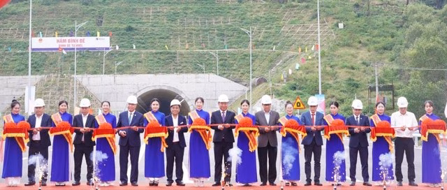 L&atilde;nh đạo c&aacute;c bộ ng&agrave;nh cắt băng kh&aacute;nh th&agrave;nh cao tốc Quảng Ng&atilde;i-Ho&agrave;i Nhơn