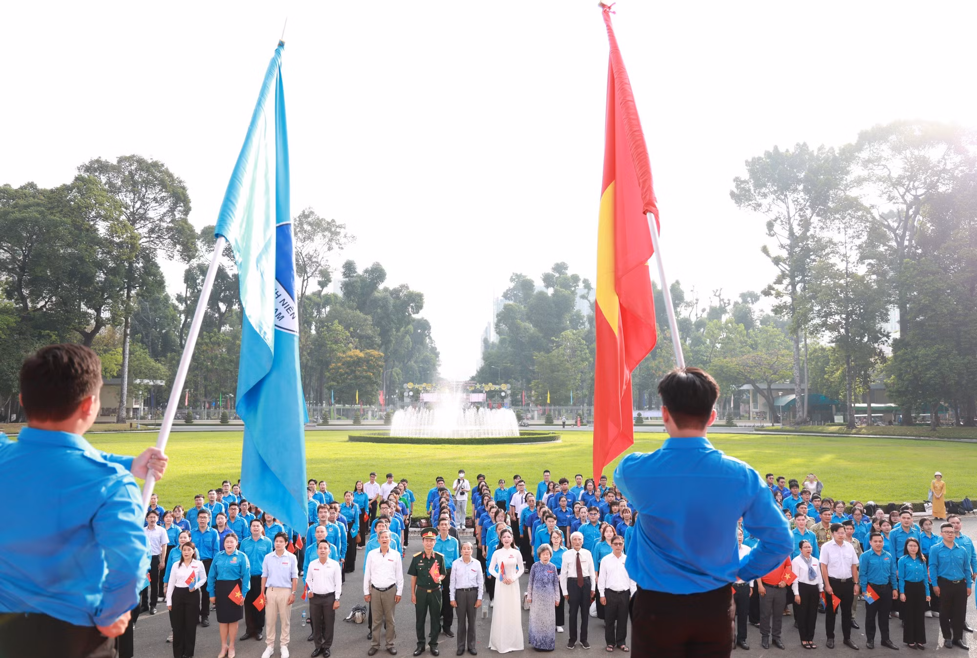 Lễ ch&agrave;o cờ điểm cấp th&agrave;nh phố diễn ra tại Dinh Độc Lập - địa điểm lịch sử đ&aacute;nh dấu sự to&agrave;n thắng của Chiến dịch Hồ Ch&iacute; Minh.