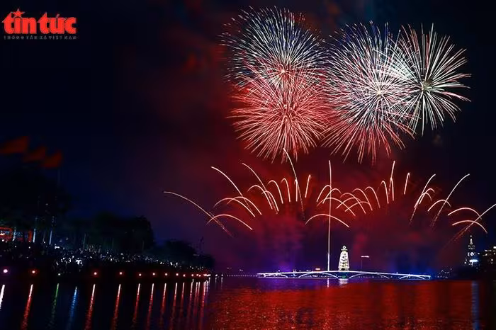 Mãn nhãn màn pháo hoa nghệ thuật chào mừng Giỗ Tổ Hùng Vương 2026