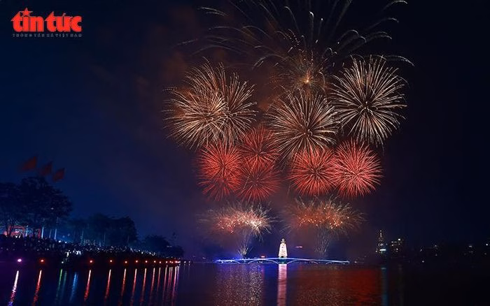 Những ch&ugrave;m ph&aacute;o hoa nhiều m&agrave;u sắc rực s&aacute;ng đ&ecirc;m 25/4