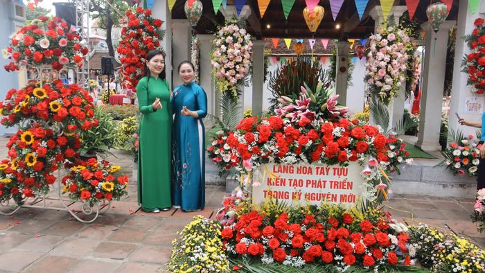 Niềm tự h&agrave;o của người d&acirc;n l&agrave;ng hoa T&acirc;y Tựu trong ng&agrave;y lễ hội