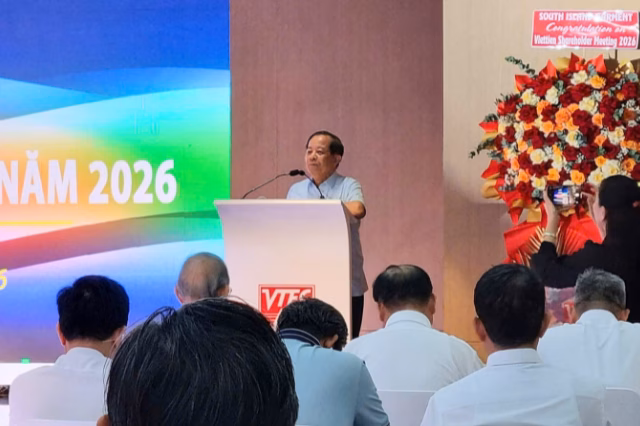 Nguy&ecirc;n Thứ trưởng B&ugrave;i Xu&acirc;n Khu chia sẻ chiến lược ph&aacute;t triển May Việt Tiến tại đại hội cổ đ&ocirc;ng