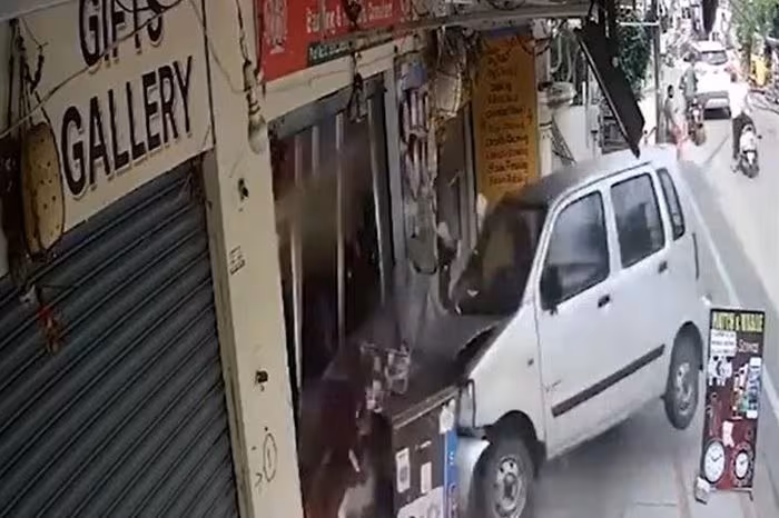 Phản xạ thần tốc cứu mạng người đàn ông trước cú tông trực diện