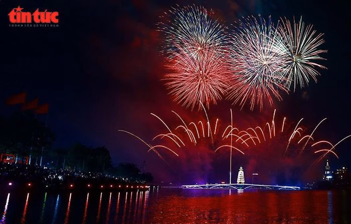 Ph&aacute;o hoa tầm cao v&agrave; tầm thấp kết hợp tại cầu đi bộ C&ocirc;ng vi&ecirc;n Văn Lang