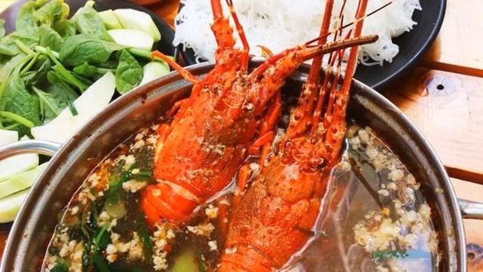 Sơ chế t&ocirc;m h&ugrave;m cắt đ&ocirc;i theo chiều dọc chuẩn bị nấu lẩu