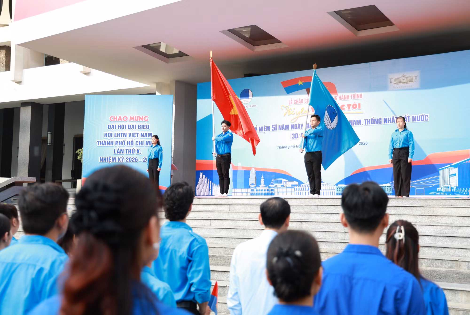 Thanh ni&ecirc;n TPHCM tham gia Lễ ch&agrave;o cờ tại c&aacute;c điểm lịch sử.