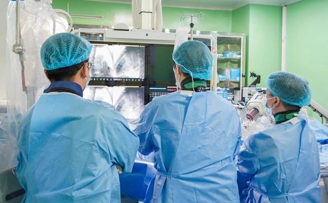 Thay Van Động Mạch Phổi Qua Da: Bước Ngoặt Cứu Trẻ Tim Bẩm Sinh Không Cưa Xương Ức