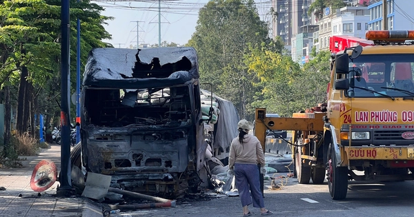 TP.HCM: Xe đầu kéo tông dải phân cách rồi bốc cháy ngùn ngụt lúc rạng sáng