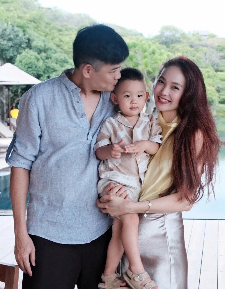 B&eacute; Mỡ con trai Minh Hằng l&agrave;m quen với m&ocirc;i trường nghệ thuật