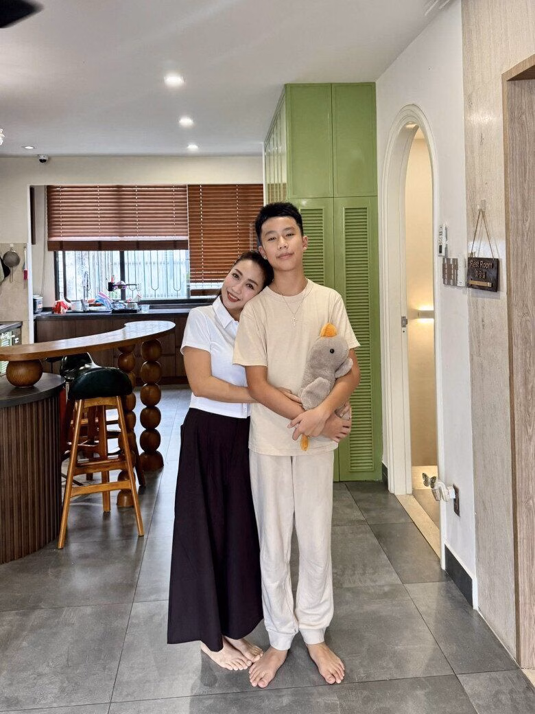 Cậu cao lớn, t&iacute;nh c&aacute;ch &iacute;t n&oacute;i hơn v&agrave; l&agrave; chỗ dựa cho mẹ.