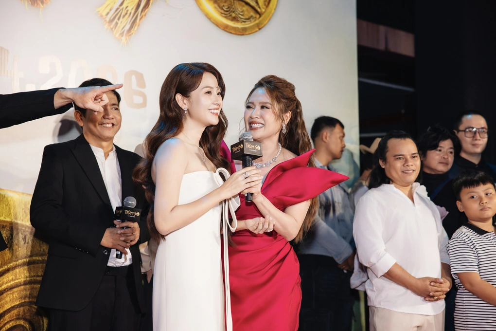 Tam Triều D&acirc;ng rạng rỡ tại sự kiện ra mắt phim Tr&ugrave;m S&ograve; nhưng từng gặp sự cố sức khỏe nghi&ecirc;m trọng