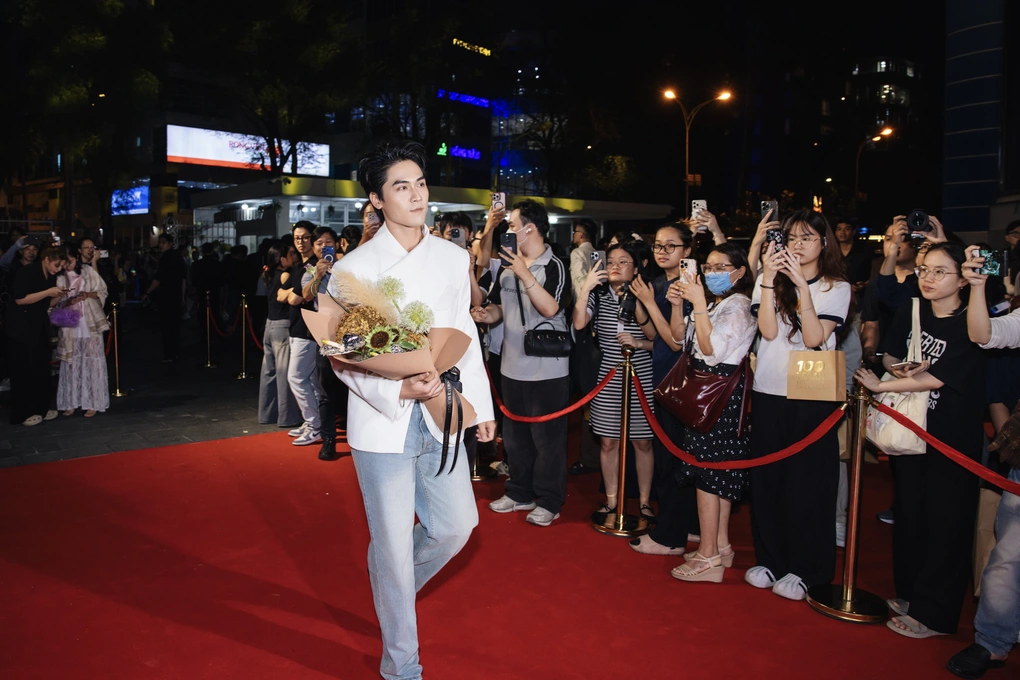 V&otilde; Điền Gia Huy tặng hoa ch&uacute;c mừng Tam Triều D&acirc;ng khiến fan nhiệt t&igrave;nh đẩy thuyền