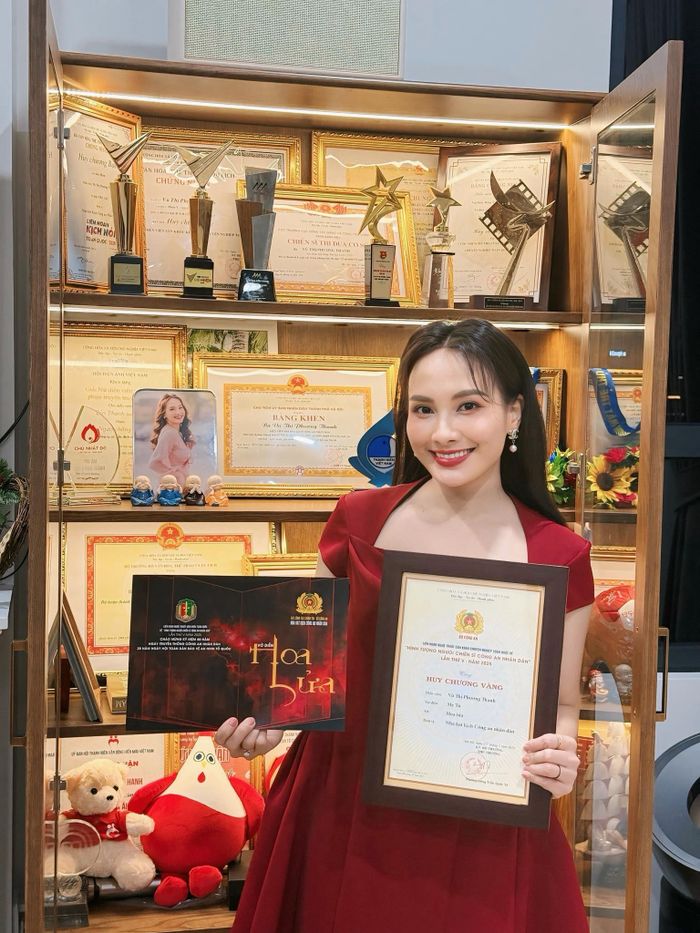 Bảo Thanh trong sắc phục Thượng &uacute;y c&ocirc;ng an