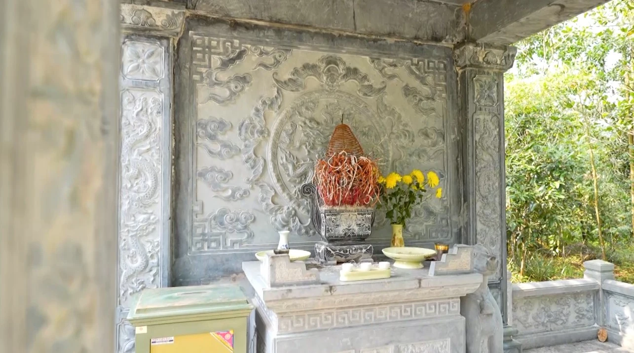 Điện thờ tưởng nhớ nghĩa qu&acirc;n Lam Sơn tại lối v&agrave;o th&aacute;c Ma Hao