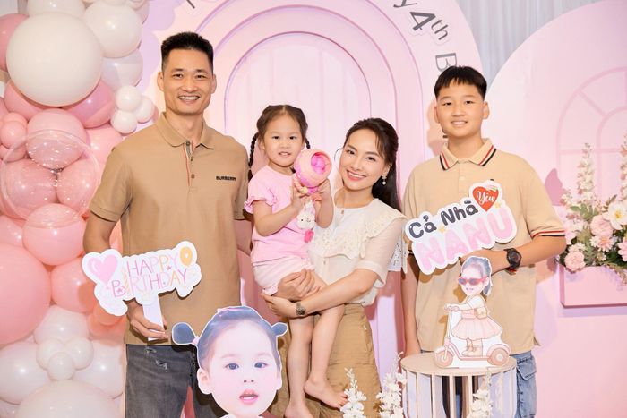 Gia đ&igrave;nh hạnh ph&uacute;c của diễn vi&ecirc;n Bảo Thanh