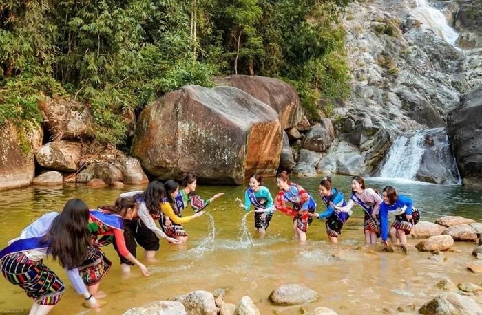 Sự giao thoa tuyệt vời giữa dòng nước và đá núi tại thác Ma Hao