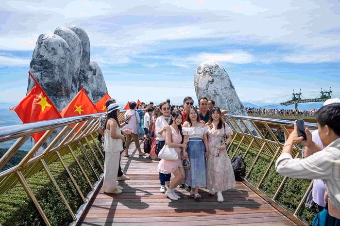 Cầu V&agrave;ng rực rỡ sắc cờ hoa dịp lễ 30/4