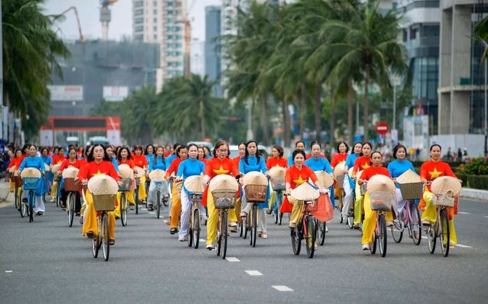 Diễu h&agrave;nh xe đạp &Aacute;o d&agrave;i Đ&agrave; Nẵng