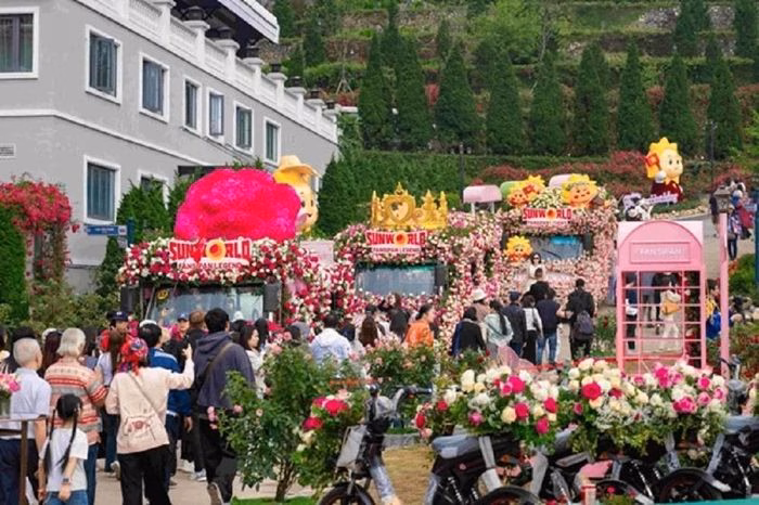 Du kh&aacute;ch check-in tại Lễ hội hoa hồng Fansipan Sa Pa