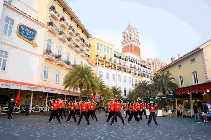 Khu phố Sunset Bazaar Ph&uacute; Quốc rực rỡ cờ hoa