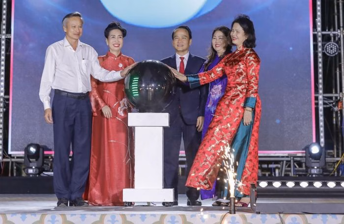 L&atilde;nh đạo TP Đ&agrave; Nẵng khai mạc Lễ hội &Aacute;o d&agrave;i 2026