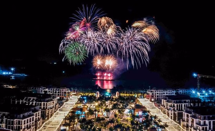 M&agrave;n tr&igrave;nh diễn ph&aacute;o hoa tại VUI-Fest Ha Long B&atilde;i Ch&aacute;y