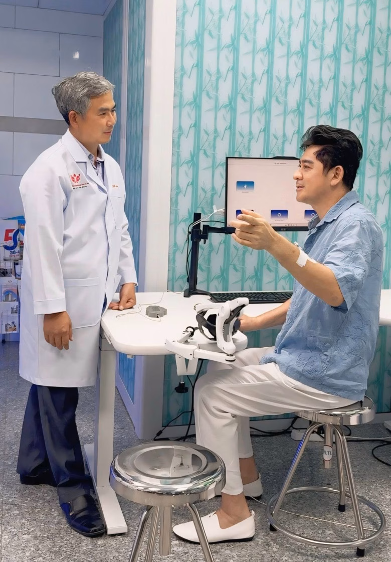 Nghệ sĩ Huỳnh Anh Tuấn trong qu&aacute; tr&igrave;nh điều dưỡng sau biến cố sức khỏe năm 2025