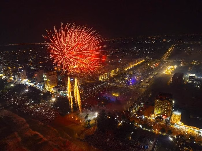 Ph&aacute;o hoa khai mạc m&ugrave;a du lịch biển Sầm Sơn 2026
