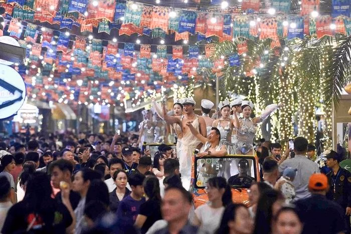 Show diễn đường phố n&aacute;o nhiệt tại B&atilde;i Ch&aacute;y Quảng Ninh