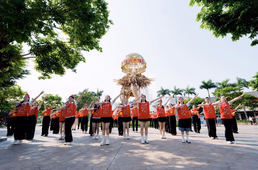 Đo&agrave;n diễu h&agrave;nh Carnival rực rỡ sắc m&agrave;u