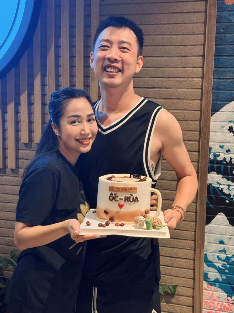 Hạnh ph&uacute;c gia đ&igrave;nh Ốc Thanh V&acirc;n v&agrave; Tr&iacute; R&ugrave;a