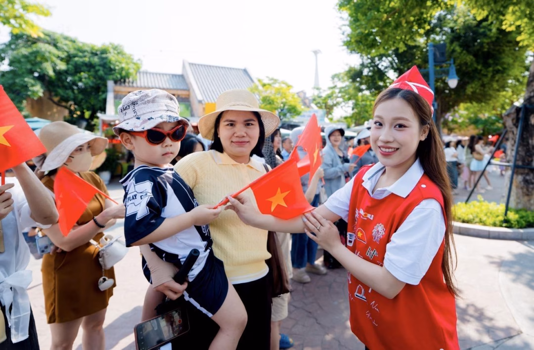 Du kh&aacute;ch h&agrave;o hứng tham gia hoạt động Flashmob tại Sun World Hạ Long