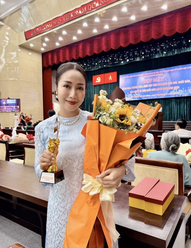 Ốc Thanh V&acirc;n t&iacute;ch cực hoạt động nghệ thuật song song với chăm s&oacute;c con c&aacute;i