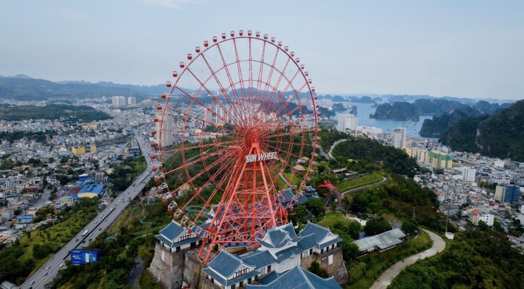 Trải nghiệm Dine in the Sky tr&ecirc;n cabin Sun Wheel