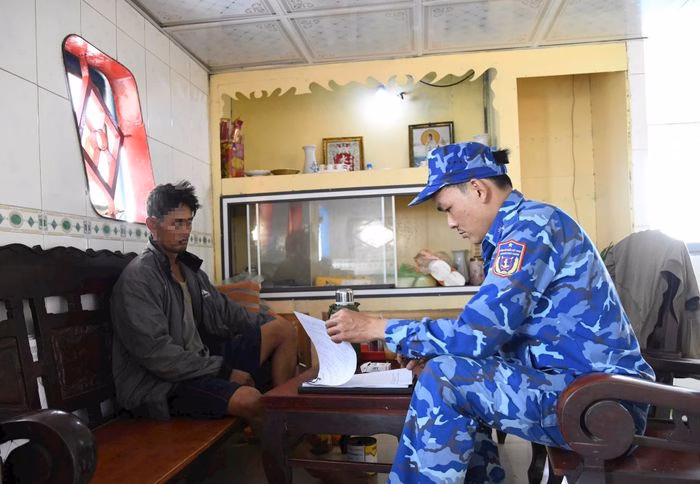 Thuyền trưởng Phan Văn Đạt l&agrave;m việc với cơ quan chức năng