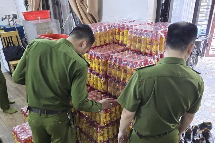 Lực lượng chức năng thu giữ h&agrave;ng ngh&igrave;n chai nước tăng lực Dorje giả tại Quảng Trị