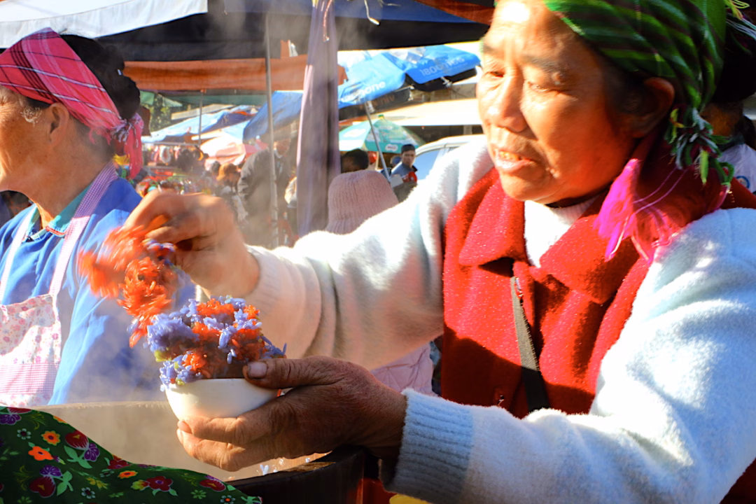 Đặc sản thắng cố v&agrave; rượu ng&ocirc; tại chợ phi&ecirc;n Mường Khương