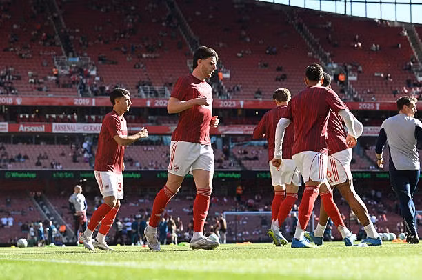 Cầu thủ Arsenal khởi động trước trận gặp Newcastle