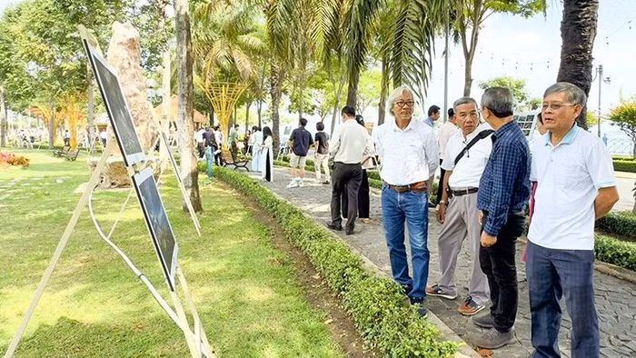 Kh&ocirc;ng gian trưng b&agrave;y ảnh nghệ thuật chủ đề Qu&ecirc; hương Đất nước Con người